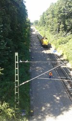 V180.13 der SGL an ihrem Arbeitsort. Auf der KBS 455 zwischen Leichlingen und Solingen, höhe Ziegwebersberg. Aufgenommen am 20.07.16