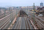 Blick auf die Einfahrtsgleise der im Umbau befindlichen Westseite von Halle(Saale)Hbf, kommend von Norden nahe der Zugbildungsanlage (ZBA) Halle (Saale). Diese wurden schon größtenteils abgetragen und werden wahrscheinlich neu gebaut. Aufgenommen von der Berliner Brücke. [24.2.2018 | 9:11 Uhr]