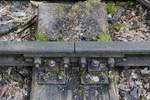 Schienenstoß und  doppelte  Schwelle der 1913 in Betrieb genommenen und 1961 stillgelegten  Friedhofsbahn  zwischen Berlin-Wannsee und Stahnsdorf.