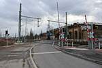 Blick auf den Bahnübergang Karl-von-Thielen-Straße an der Ostumfahrung für den Güterverkehr in Halle (Saale), der durch Bauarbeiten in Halle(Saale)Hbf derzeit auch von Personenzügen befahren wird. Die Straße führt zum Gebiet der DR bzw. ehemaligen RAW Halle (Saale). [28.12.2017 | 14:33 Uhr]