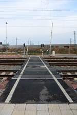 Blick auf den Fuß- und Radweg am Bahnübergang Karl-von-Thielen-Straße an der Ostumfahrung für den Güterverkehr in Halle (Saale), der durch Bauarbeiten in Halle(Saale)Hbf derzeit auch von Personenzügen befahren wird. [28.12.2017 | 14:36 Uhr]