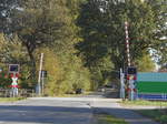 Bahnübergang in Wrist in der Herbstsonne am 22.Oktober 2018.