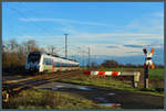 Seit dem Fahrplanwechsel verbindet der RE 13 nun stündlich Magdeburg und Leipzig. Am ersten Tag des neuen Fahrplanjahres rollt 1442 308 der S-Bahn Mitteldeutschland in Richtung der Ottostadt und passiert dabei den HS-64b-Bahnübergang bei Güterglück. (15.12.2019)