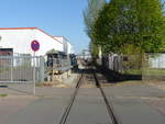 Das Verbindungsgleis zwischen Erfurt Ost und Erfurt Nord am Bahnübergang in der Schwerborner Straße am 21.04.2020.