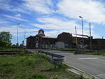 Einfach über diesen Bahnübergang,an der Ausfahrt nach Neudietendorf,und man ist am Eisenbahnmuseum Arnstadt.Aufgenommen am 30.Mai 2020.