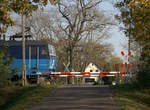 BÜ Jacobsthal, Bild 2, der Zug kommt, eine Knödelpresse mit einem kurzen Güterzug.