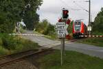 Eingleisige Strecke auf Linie RE5 / Nordbahn / hier Bü bei km 152,2 bei Buchar - Stellprobe für den AKE Rheingold - Versuch an 445 002 nach Wünsdorf-Waldstadt - 28.08.2021