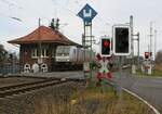 Mit extra Licht vom Brückenstellwärter - 186 365 am Bü Pkb / Anklam / Peene / 17.12.2021