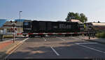 272 407-8 (Vossloh G 2000-3 BB) überquert mit Zement den Bahnübergang Köthensche Straße in Bernburg (Saale), dessen Straßenbelag kürzlich innerhalb einer zweiwöchigen Vollsperrung erneuert wurde. Ziel war wahrscheinlich das SCHWENK Zementwerk nördlich von Bernburg.

🧰 northrail GmbH, vermietet an die BELog Baustoffe- Entsorgung- Logistik GmbH & Co. KG
🚩 Bahnstrecke Köthen–Aschersleben (KBS 334)
🕓 14.9.2021 | 11:33 Uhr