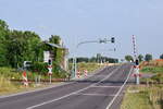 Blick auf die beiden BÜ an der B246a. Früher standen hier WSSB Anlagen. Diese wurden im Zuge der Modernisierung und Umbau auf ESTW auf monderne Anlagen umgebaut.

Blumenberg 04.08.2021