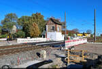 Die letzten Tage der Blockstelle Braschwitz

Dieses Foto gehört seit gut einem Monat der Vergangenheit an. Am 24.11.2023 wurde das Blockstellen-Häuschen in Braschwitz vom Netz genommen und sodann abgerissen. Erneuert wurde ebenso der bislang örtlich bediente Bahnübergang. Anfang November waren die Bauarbeiten dafür noch in vollem Gange.
Fotografiert vom behelfsmäßigen Überweg für Fußgänger unter Aufsicht eines Bahnmitarbeiters.

🕓 4.11.2023 | 10:14 Uhr