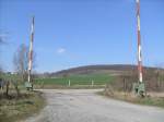 Ein alter Bahnhbergang vor Scherfede.Da nicht alle Bahnhbergnge an der Strecke elektronisch umgerstet wurden,musste man erst vor ihnen halten und dann die Schranken schlieen.