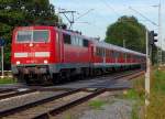 Am Bahnbergang in Wrm, quert gerade 111 152-5 mit einer Verstrker RE4 nach Aachen.