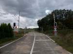 Dieser Bahnbergang befindet sich in Altefhr,wo die Strae gleich nach dem berqueren in eine Sackgasse endet.