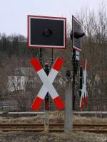 Aufgrund gesetzlicher Bestimmungen mssen in den kommenden Jahren alle Bahnbergnge mit im Andreaskreuz integrierten Blinklicht (also die Bauformen der DR aus dem Hause WSSB) umgebaut werden.