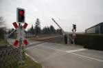 Gerade schliet die Schranke am Bahnbergang Frther Hecke, da gleich eine Doppeleinheit der RE8 passieren wird.