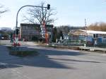 Bahnbergang in Putbus am 07.Mrz 2011.Hier berqueren Normal-und Schmalspurbahn gemeinsam die Alleestrae.