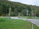 Bahnbergang bei Binz am 10.September 2011.Erst nach einem Unfall nach der Wende erhielt der berweg Schranken und wurde neu angelegt.