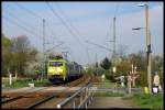 152 005-5 (Werbelok fr den Landmaschinenhersteller CLAAS) rollt am 20.4.2012 durch Dresden-Stetzsch und passiert den dortigen B der Bauform HS-64b.