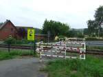 Bahnbergang zwischen Osnabrck HBF und OS-Sutthausen an der KBS 402  Haller Willem . Auf dem Schild steht  Eisenbahn wieder in Betrieb  - da zwischendurch die Strecke nicht bedient wurde und das Schild aber auch schon wieder 5 Jahre  berholt  ist.