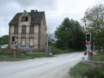 Bahnbergang und ehmaliges Bahnwohnhaus,am 04.September 2012,in Klementelvitz.Wem vorbeifahrende Zge und LKW`s nicht strt kann das Haus kaufen.