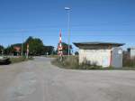 Bahnbergang mit ehmaliger Schrankenbude bei Rambin am 08.September 2012.