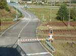 Der einzige,mit einer Schranke gesicherte,Bahnbergang im Breitspurteil von Mukran.Aufnahme am 01.Oktober 2012 von der Strassenbrcke aus.