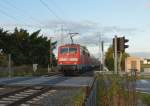 Am Dienstag 111 111-1 schiebt bei der Herrather Linde einen RE4 Zug nach Dortmund.