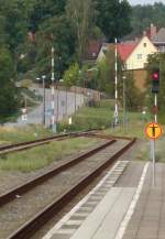 Obwohl die Strecke Neustrelitz-Mirow saniert wurde, werden wohl beide Schranken  in Wesenberg , hier der Blick auf den B am stlichen Bahnhofsende , noch manuell bedient.