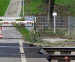 Impressionen aus Hamburg-Sd: wer es nicht mehr rechtzeitig hinter die Schrankenbume schafft, fr den gibt es am Fugngerbergang Unterelbestrae eine  Fluchtzone .