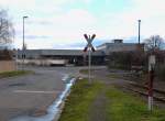 Auch beim Gleisanschluß von Nordbrand Nordhausen hat die  Neubeschilderung  des Bahnüberganges zugeschlagen. Nur der Schalter rechts im Bild zum Ativieren der alten Andreaskreuze ist noch vorhanden. Vor einiger Zeit sah es noch so aus: http://www.bahnbilder.de/bild/deutschland~bahnhoefe-l---q~nordhausen/674983/der-gleisanschlu223-der-nordbrand-nordhausen-die.html Nordhausen 29.12.2013