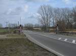 Der Bahnübergang bei Vierow(zwischen Greifswald und Lubmin),am 16.Februar 2014,über das Anschlußgleis zur Verladestation Vierow verläuft.