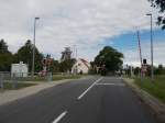 Der Bahnübergang in Hohendorf an der Strecke Züssow-Wolgast am 13.August 2014.