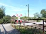 Ein kleiner Fußgänger Bahnübergang am Landschaftspark Duisburg Nord.