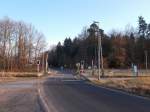 Der Bahnübergang von Buddenhagen befindet sich direkt am Bahnhof.Aufnahme vom 06.Februar 2016.