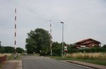 Der Bahnbergang  Im Dorfe  in Dambeck (Altmark) am 11.07.2015.