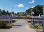 Der Zugang zum Bahnsteig in Basdorf ist mit einer Schranke gesichert.Aufnahme am 19.August 2016.