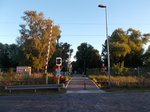 Im letzten Abendlicht Bahnübergang,am 18.August 2016,in Güstrow.