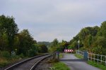 Blick auf einen kleinen Bahnübergang wo der Radweg die Seite wechselt.