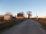 Bahnübergang Manschenhagen(Strecke Stralsund-Rostock)mit Postenhäuschen am 28.November 2016.