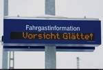 In Halle(Saale)Hbf Gl. 13a warnt die Fahrgastinformation vor Glätte. [17.3.2018 | 17:42 Uhr]