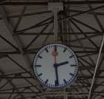 !4:29 Uhr in Gnitz am 12.10.2013.Die Bahnsteigsuhr hngt unter der berdachung.