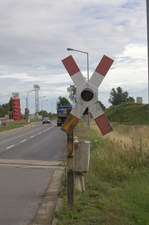 Ausgedient hat diese Warnkreuz mit Haltlicht,auch der Antriebsblock der Halbschranke.