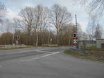 Eine kleine Nebenstraße überquert die Bahnstrecke nach Templin kurz vor Templin.Aufnahme vom 24.März 2019.