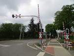 Auch in Plate(Strecke Schwerin-Parchim)gibt es am Bahnhof einen Bahnübergang.Aufgenommen am 02.Mai 2020.