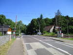 Die Hauptstrecke Rostock-Schwerin überquert in Blankenberg diesen Bahnübergang.Aufgenommen am 07.Juni 2020.