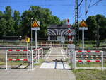 Der Zugang zum Bahnsteig 1 und 2 in Blankenberg wird,bei Durchfahrten,mit diesem Bahnübergang abgesichert.Aufgenommen am 07.Juni 2020.