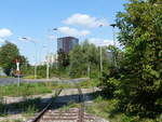 Der Bahnübergang vom Siemens-Anschlussgleis  Am Roten Berg , am 77.09.2020 in Erfurt.