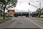 Der Bahnübergang (Bü) ist gesichert, sodass die leeren Biodiesel-Wagen von 159 208-8 (Stadler Eurodual 2159) über die sonst stark befahrene Kreuzung Trothaer Straße/Brachwitzer