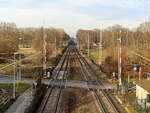 Blick von der Fußgängerbrücke im Bahnhof Dabendorf auf den Bahnübergang am Bahnhof Dabendorf am 22.
